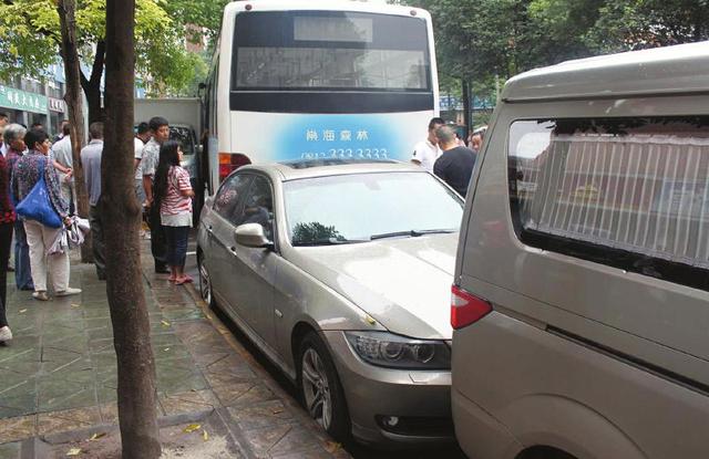 自贡一无人驾驶公交车倒退 滑30余米连撞4车(图)